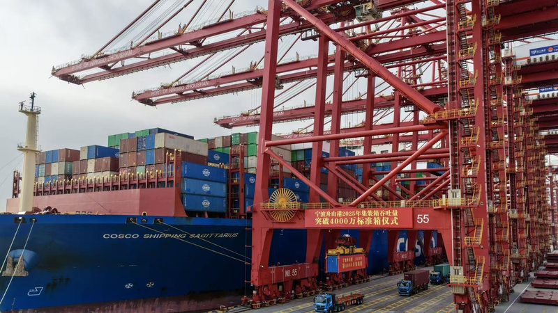 Ningbo_Zhoushan_Port_Sets_Annual_Record_with_4000_Containers video poster