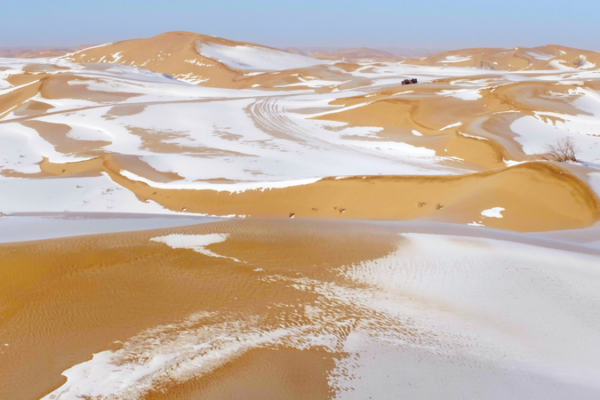 Ningxia_s_Winter_Wonderland__Snow_Meets_Desert_Dunes_in_2025