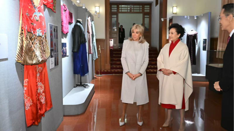 Peng_Liyuan__Brigitte_Macron_Explore_Beijing_Theater_Amid_Cultural_Diplomacy - Khabar Asia Peng_Liyuan__Brigitte_Macron_Explore_Beijing_Theater_Amid_Cultural_Diplomacy