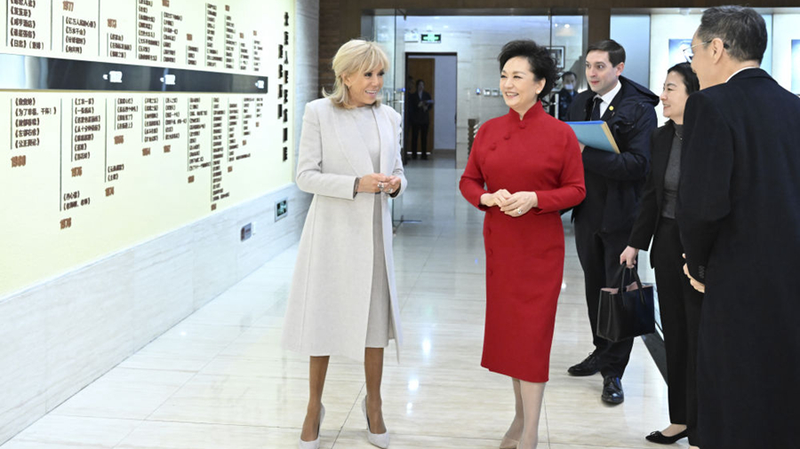 Peng_Liyuan__Brigitte_Macron_Foster_Cultural_Ties_at_Beijing_Theatre