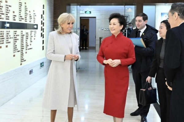 Peng_Liyuan__Brigitte_Macron_Tour_Beijing_Theatre_Amid_Macron_s_State_Visit video poster