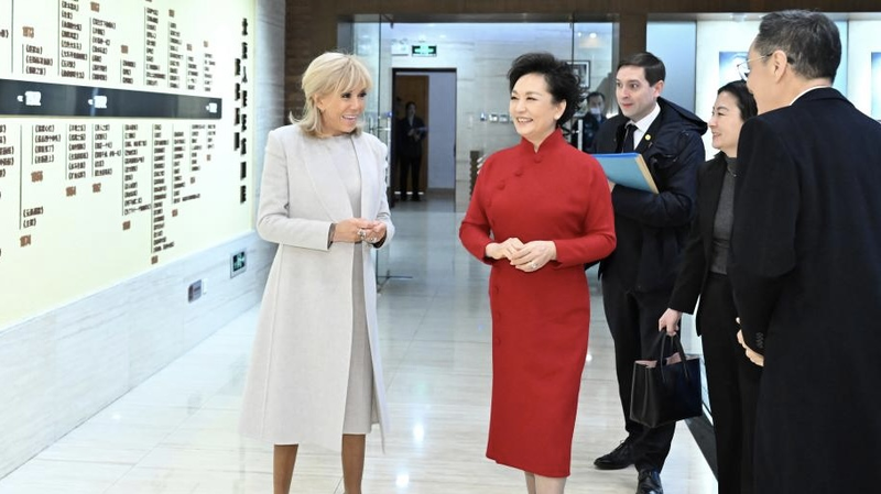 Peng_Liyuan__Brigitte_Macron_Tour_Beijing_Theatre_Amid_Macron_s_State_Visit_poster - Khabar Asia Peng_Liyuan__Brigitte_Macron_Tour_Beijing_Theatre_Amid_Macron_s_State_Visit video poster