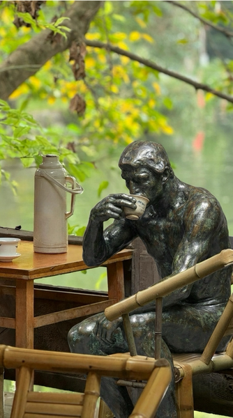 Rodin_s__The_Thinker__Finds_Zen_in_Chengdu_Teahouse_poster - Khabar Asia Rodin_s__The_Thinker__Finds_Zen_in_Chengdu_Teahouse video poster