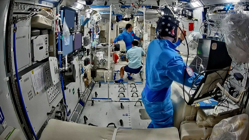 Shenzhou_21_Crew_Advances_Multidisciplinary_Research_on_China_s_Space_Station