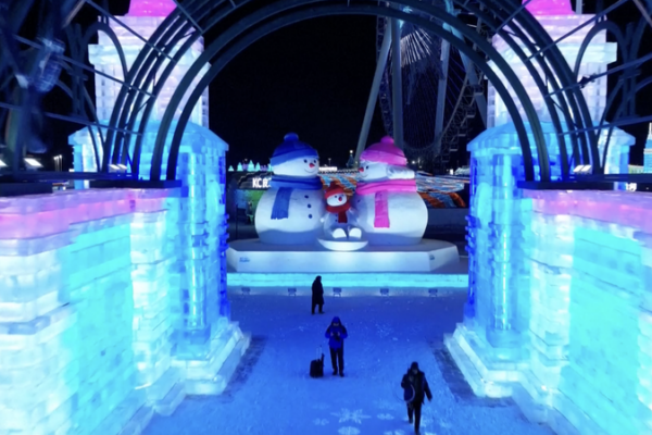 Stunning_Ice_Sculptures_Dazzle_at_World_s_Largest_Snow_Park_in_China video poster