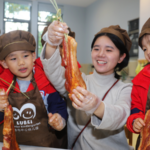 Taizhou_Kindergarten_Teaches_Major_Snow_Traditions_Through_Pork_Preservation