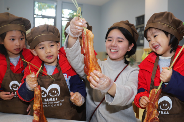 Taizhou_Kindergarten_Teaches_Major_Snow_Traditions_Through_Pork_Preservation