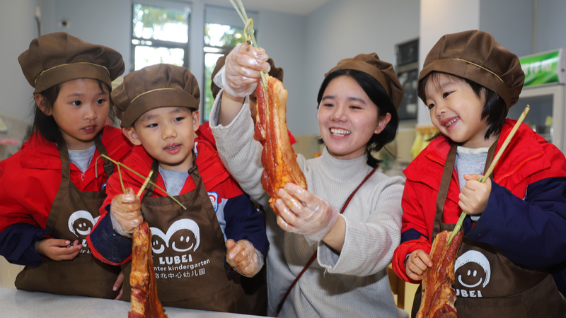 Taizhou_Kindergarten_Teaches_Major_Snow_Traditions_Through_Pork_Preservation - Khabar Asia Taizhou_Kindergarten_Teaches_Major_Snow_Traditions_Through_Pork_Preservation