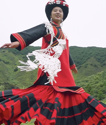 Yi_Bridal_Gowns_Reborn__Tradition_Meets_Modern_Elegance_in_2025 video poster