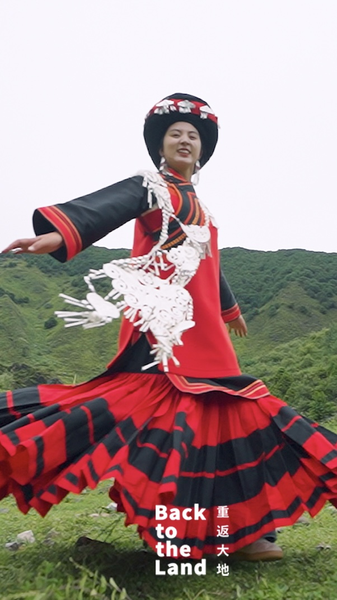 Yi_Bridal_Gowns_Reborn__Tradition_Meets_Modern_Elegance_in_2025 video poster