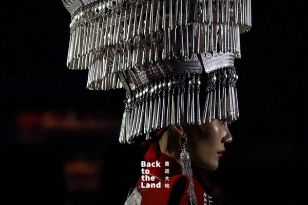 Yi_Cultural_Heritage_Shines_on_Modern_Runway_in_Southwest_China