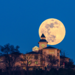 2026_Wolf_Supermoon_Dazzles_Skywatchers_in_Rare_Celestial_Event