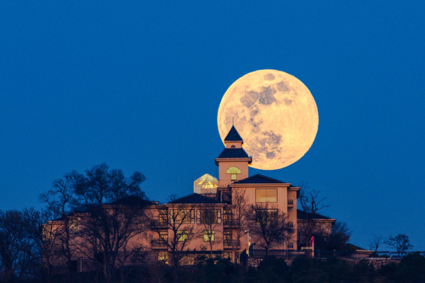 2026_Wolf_Supermoon_Dazzles_Skywatchers_in_Rare_Celestial_Event