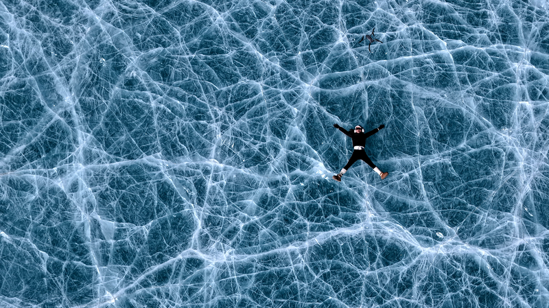 Blue_Ice_Wonder_Draws_Winter_Travelers_to_Tibet_s_Qiongmu_Gonga