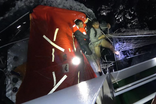 China_Coast_Guard_Rescues_17_Filipino_Crew_Members_in_Joint_Operation