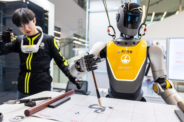 China_Debuts_First_Humanoid_Robot_7S_Store_in_Wuhan