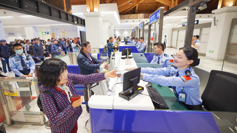 Hainan_Free_Port_Attracts_60__Surge_in_Foreign_Visitors video poster