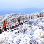 Hangzhou_s_Luniao_Mountain_Transforms_into_Winter_Wonderland_After_Snowfall
