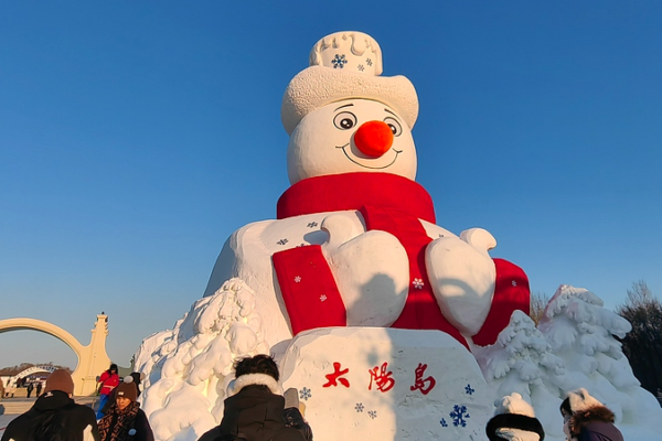 Harbin_s_Giant_Snowman_Welcomes_Visitors_at_38th_Snow_Expo video poster