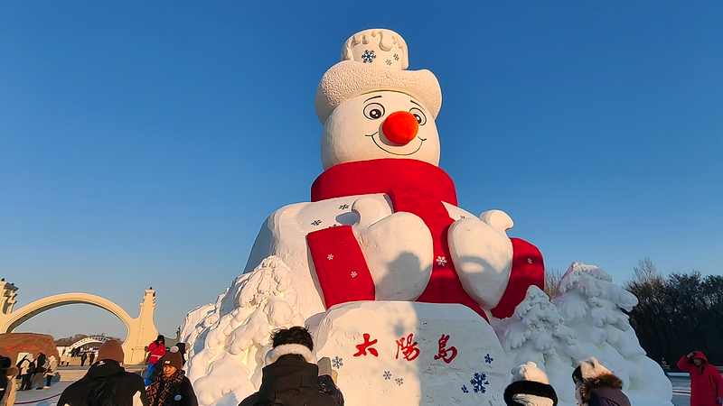 Harbin_s_Giant_Snowman_Welcomes_Visitors_at_38th_Snow_Expo video poster