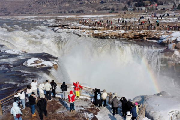 Hukou_Waterfall_s_New_Year_Snowscape_Draws_Record_Crowds_in_2026