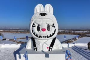 Labubu_Sculpture_Debuts_at_Harbin_s_Winter_Attraction_in_2026
