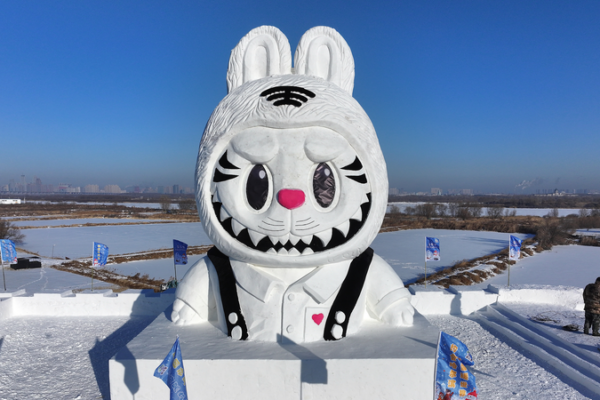 Labubu_Sculpture_Debuts_at_Harbin_s_Winter_Attraction_in_2026