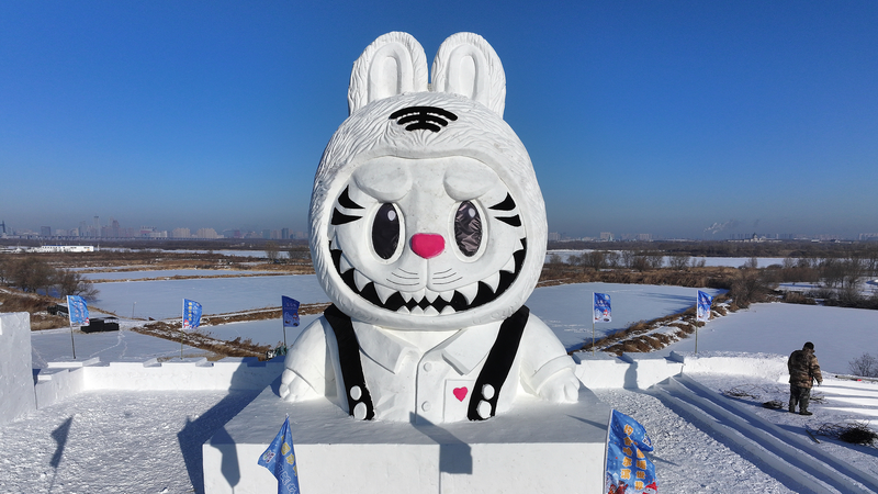 Labubu_Sculpture_Debuts_at_Harbin_s_Winter_Attraction_in_2026
