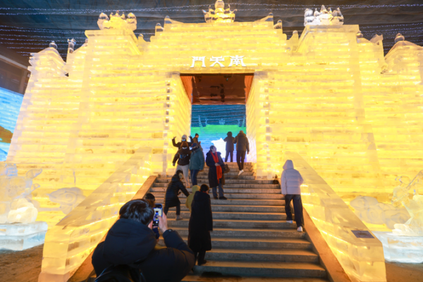 Monkey_King_Ice_Spectacle_Lights_Up_Beijing_s_Longqing_Gorge