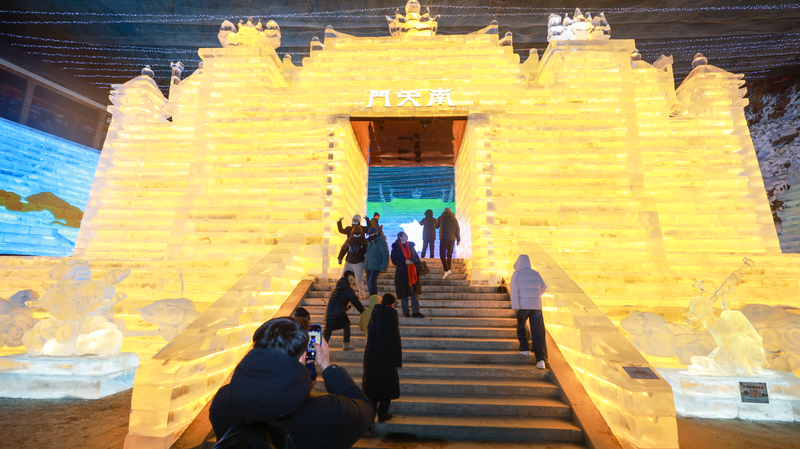 Monkey_King_Ice_Spectacle_Lights_Up_Beijing_s_Longqing_Gorge