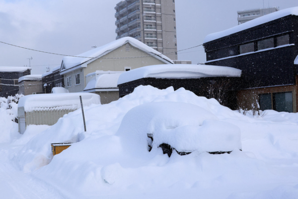Record_Snowfall_Strands_2_000_at_Japan_s_Hokkaido_Airport