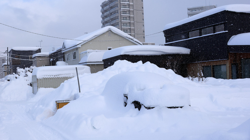 Record_Snowfall_Strands_2_000_at_Japan_s_Hokkaido_Airport