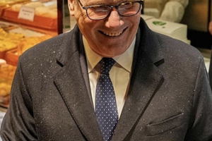 UK_PM_Starmer_Explores_Shanghai_s_Yuyuan_Garden__Highlights_Cultural_Ties video poster