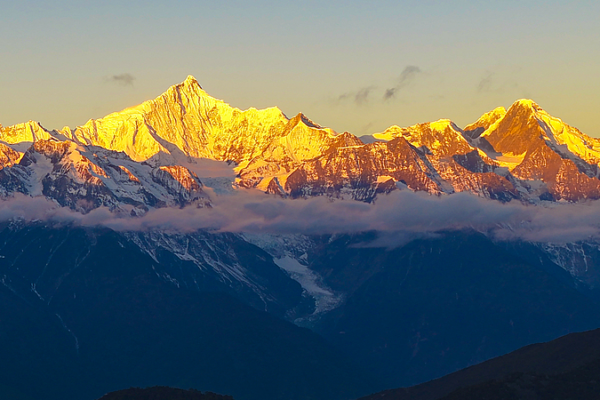 Winter_s_Golden_Glow__Meili_Snow_Mountain_s_Spectacular_Sunrise