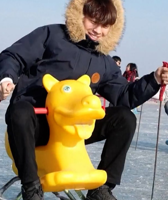 Xinjiang_s_Bosten_Lake_Emerges_as_Premier_Winter_Destination_in_2026 video poster