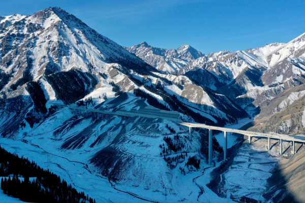 Xinjiang_s_Urumqi_Yuli_Expressway_Bridges_Tianshan_Divide__Boosts_Regional_Trade