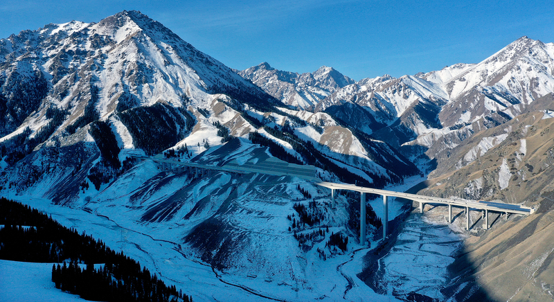 Xinjiang_s_Urumqi_Yuli_Expressway_Bridges_Tianshan_Divide__Boosts_Regional_Trade - Khabar Asia Xinjiang_s_Urumqi_Yuli_Expressway_Bridges_Tianshan_Divide__Boosts_Regional_Trade