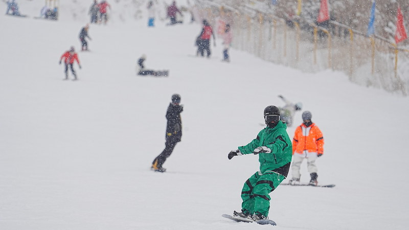 Xinjiang_s_Winter_Tourism_Boom_Fuels_Regional_Economic_Growth video poster