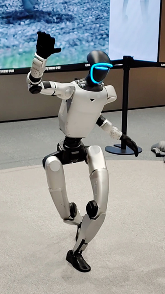 Beijing_Mall_Robot_Wows_Crowd_with_Futuristic_Dance_Moves video poster