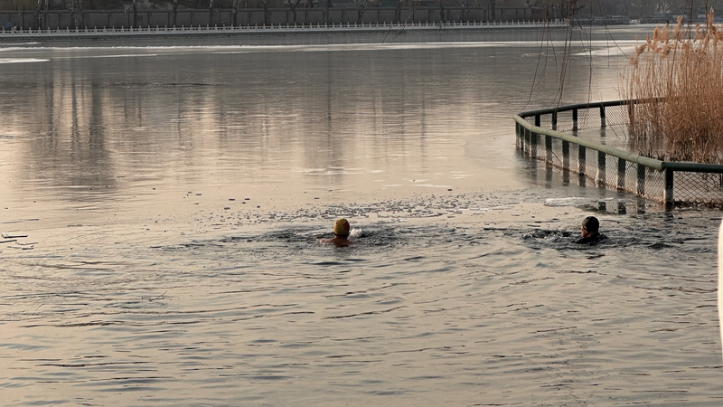 Beijing_Retirees_Defy_Winter_Chill_with_Outdoor_Activities_at_Shichahai