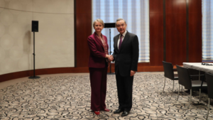 China__UK_Urged_to_Deepen_Strategic_Cooperation_Amid_Global_Challenges