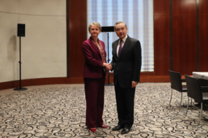 China__UK_Urged_to_Deepen_Strategic_Cooperation_Amid_Global_Challenges