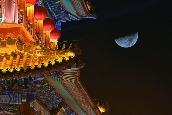 China_s_Dazzling__D_Moon__Lights_Up_Night_Sky_in_Rare_Celestial_Display