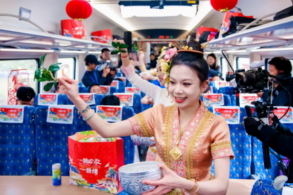 Chinese_New_Year_Festivities_Illuminate_China_Laos_Railway video poster