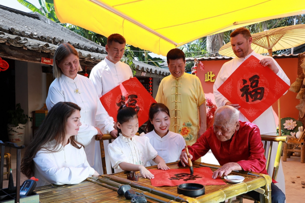 Foreign_Travelers_Flock_to_China_for_Spring_Festival_Celebrations_in_2026