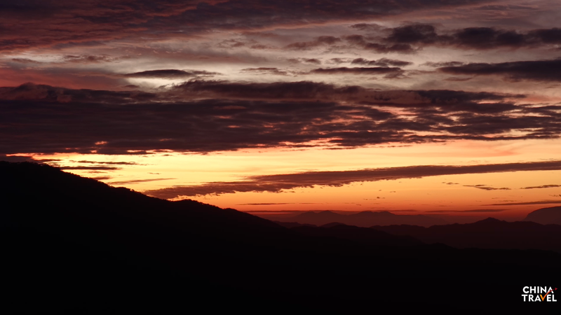 Hainan_s_Wuzhishan_Sunset__Where_Economic_Ambition_Meets_Ecological_Harmony video poster