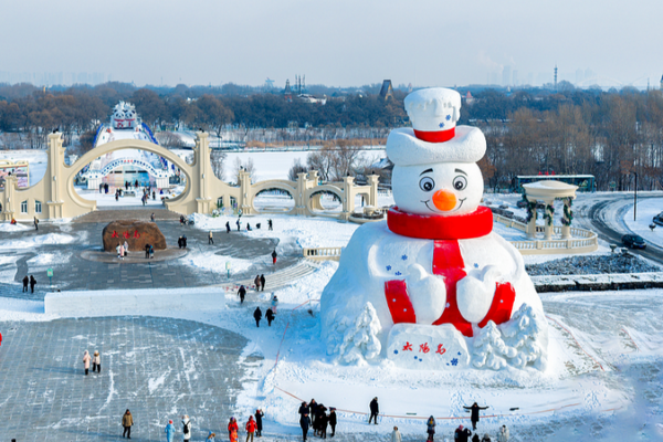 Harbin_s_Giant_Snow_Sculpture_Lights_Up_2026_Spring_Festival_Celebrations video poster