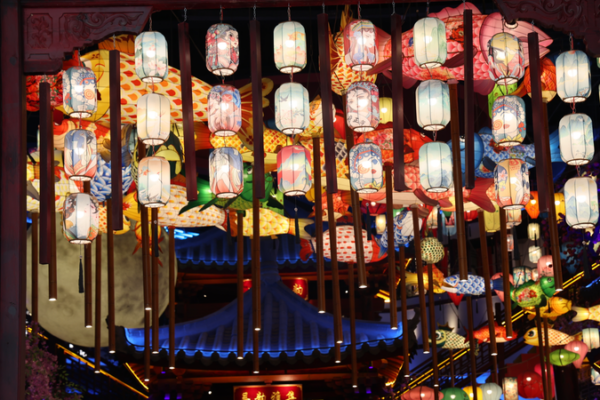 Highway_Rest_Stop_Becomes_Cultural_Hub_During_Chinese_New_Year