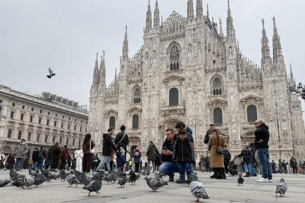 Milan_s_Duomo_Square_Fuses_Heritage_with_Winter_Olympics_Fever video poster