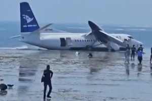 Plane_Skids_into_Mogadishu_Shoreline__All_Passengers_Safe video poster